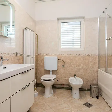 8 Bedroom Gorgeous In Holiday home *